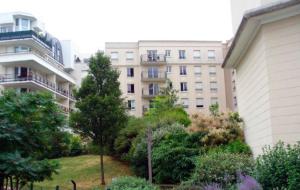 un gran edificio de apartamentos con un jardín delante de él en Luxury flat with parking space, en Châtillon