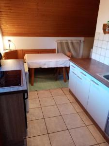 una pequeña cocina con mesa y mesa en Schneiderhof, en Steinbach