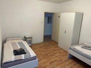 1 dormitorio con 2 camas y armario en Monteurwohnung Haus Elbert 1 Hagen, en Hagen
