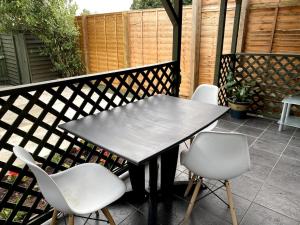 un patio con mesa y 4 sillas en Chelsea House-Huku Kwetu Dunstable-3 Bedroom House - Suitable & Affordable -Business Travellers - Group Accommodation - Comfy, Spacious with Lovely Garden Views, en Houghton Regis