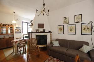 un soggiorno con divano e tavolo di Casa Isma a Castiglione dʼOrcia