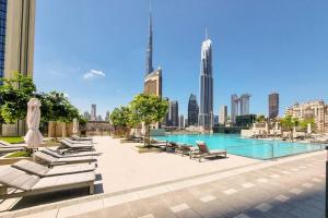 Piscina de la sau aproape de Spectacular Burj Khalifa View 2 min to Dubai Mall
