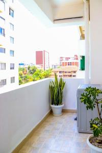 un balcón con macetas en un edificio en Spring Garden By Edmor Suites, en Nairobi