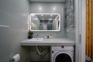 een badkamer met een wastafel en een wasmachine bij Sea Vibes in the City Center in Athene