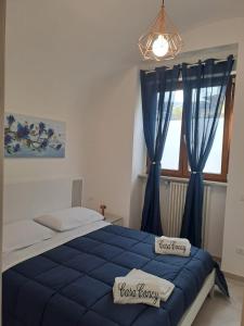 Schlafzimmer mit blauem Bett und blauen Vorhängen in der Unterkunft Casa concy in Sant'Agnello