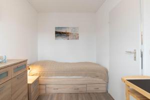 a small bedroom with a bed in a room at Ferienwohnung Theodor in Schilksee