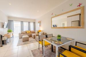 Cosy Butterfly Comforts 2 Bed Top Floor Unit tesisinde bir oturma alanı