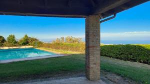uma piscina no meio de um quintal em Villa Villacolle by BarbarHouse em Mondolfo