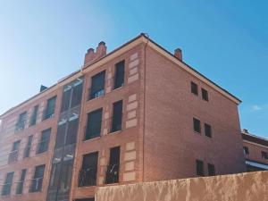 a red brick building with windows on the side of it at Rincón de Relax in Ocaña