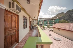 balcón con mesa y vistas a un edificio en Zaniya's Pension, en El Nido