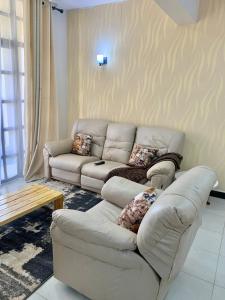 אזור ישיבה ב-Rorot 1 bedroom Modern fully furnished space in Annex Eldoret with free wifi