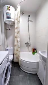 een badkamer met een bad, een toilet en een wastafel bij Миниотель в Харькове, ЮЖД in Charkov