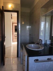 een badkamer met een wastafel en een spiegel bij Reggia di Venaria - Tranquillity choice - Parcheggio gratuito - Grand Maison in Venaria Reale