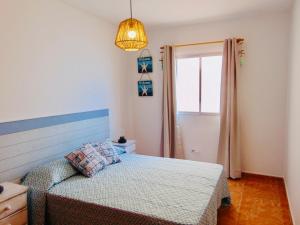 - une chambre avec un lit et une fenêtre dans l'établissement Playa Chica House 2 Fuerteventura, à Puerto del Rosario