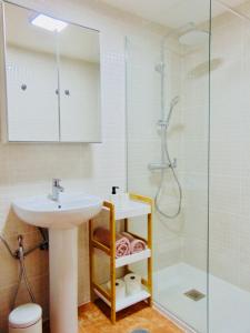La salle de bains est pourvue d'un lavabo et d'une douche. dans l'établissement Playa Chica House 2 Fuerteventura, à Puerto del Rosario