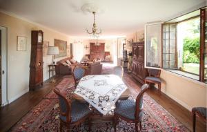 ein Wohnzimmer mit einem Tisch und Stühlen in der Unterkunft Awesome Home In Chemilly With House Sea View 