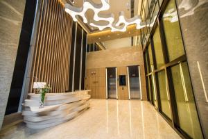 eine Lobby eines Gebäudes mit Topfpflanze in der Unterkunft One Dundas in Hongkong