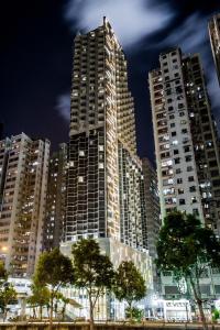 eine Gruppe von hohen Gebäuden in einer Stadt in der Nacht in der Unterkunft One Dundas in Hongkong