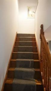 una escalera en un edificio con escalera en Kildonan cottage, en Johnshaven