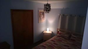 una camera con letto e comodino con lampada di Kildonan cottage a Johnshaven