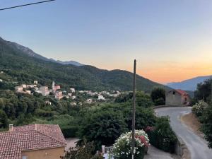 una strada tortuosa con un villaggio in montagna di Maison de village cosy et chaleureuse a Tavera