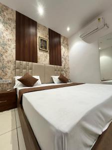 Un pat sau paturi într-o cameră la THE LUXURY PLATINUM INN --Luxury Deluxe Rooms -- Chandigarh Road