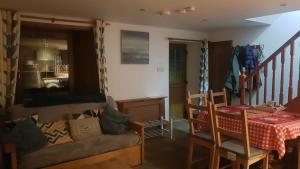 un soggiorno con divano e tavolo di Kildonan cottage a Johnshaven