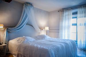 a bedroom with a white bed with a window at Art Boutique Hotel Bürgerhaus in Rust