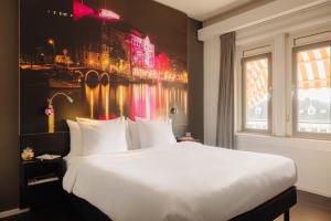 Postel nebo postele na pokoji v ubytování The Manor Amsterdam