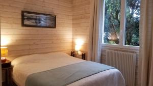 a bedroom with a bed and a window at Villa Kerjoa - T8 - grand jardin in Arcachon