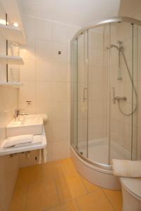 a bathroom with a sink and a shower at Ferienwohnung "Haus Falle" in Schiefling am See