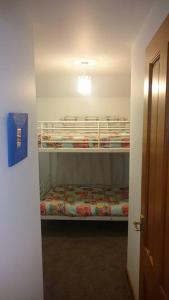 1 dormitorio con 2 literas en una habitación en Kildonan cottage, en Johnshaven