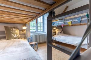 two bunk beds in a room with wooden ceilings at La Ville Bourse - Charmante villa à Erquy in Erquy