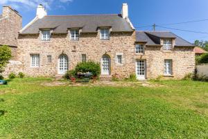 an old stone house with a yard at La Ville Bourse - Charmante villa à Erquy in Erquy