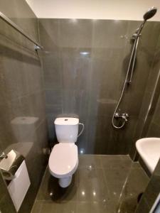 un bagno con wc, doccia e lavandino di Studio 72 a Sofia