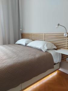 una camera da letto con un letto grande con cuscini bianchi di Studio 72 a Sofia