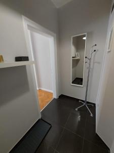 una stanza vuota con uno specchio e un corridoio di Studio 72 a Sofia