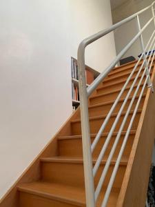 - un escalier dans une maison avec des marches en bois et une rampe dans l'établissement Duplex avec Terrasse proche JO, à Le Pré-Saint-Gervais