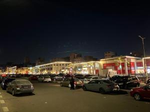 ein Parkplatz voll mit vielen Autos nachts in der Unterkunft Gardenia city apartments - 35342 in Kairo