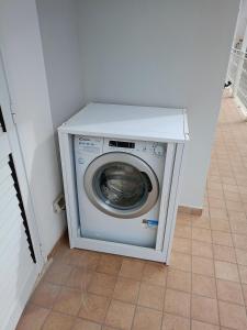 una lavatrice in un angolo di una stanza di Da Eolo - Appartamento al mare a Grottammare