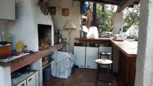 een keuken met een wastafel en een aanrecht met krukken bij La Souleiado in Lorgues