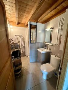 Ένα μπάνιο στο Joli Mas duplex Piscine Parking privé +16 φωτογραφίες