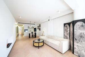 a living room with a white couch and a table at Shanghai Yi Du B&B - Near near Jiaotong University and Hongqiao Station in Shanghai