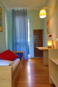 ein Schlafzimmer mit einem Bett mit einem blauen Vorhang in der Unterkunft Romantico attico con terrazzo in Centro in Mailand