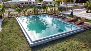 - une vue sur la piscine dans la cour dans l'établissement Malipaya Villas, à General Luna