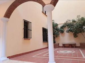 a building with two windows and a pillar at Apartamento Ataraxia in Ronda