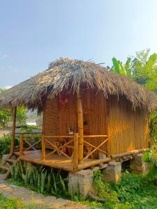 a small hut with a straw roof at Du Gia Wooden Homestay in Làng Cac