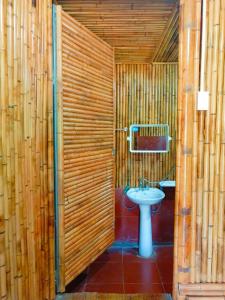 a wooden bathroom with a toilet and a sink at Du Gia Wooden Homestay in Làng Cac