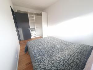 1 dormitorio con cama y armario en Cozy apartment in the heart of Pärnu en Pärnu