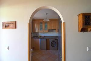 an archway in a kitchen with a sink and a dishwasher at La Senda Escogida in Torrelavega